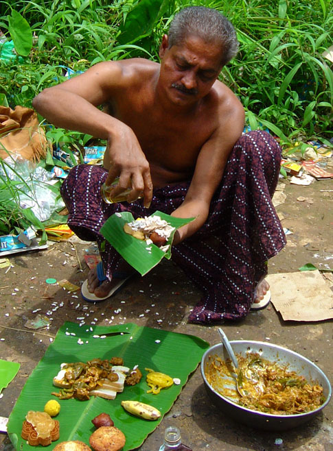 The Master of Ceremonies preparing the offering to Reverend Kadamattom. He cooked chicken masala and steamed rice. © Mark Ulyseas