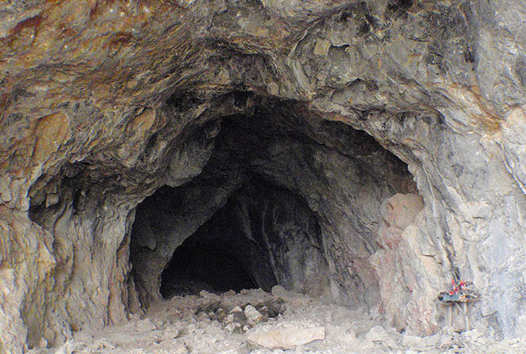 Entrance to Tam Piu Cave. © Photograph by Martin Rathie.